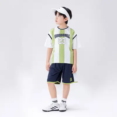 Kinder Sportset aus atmungsaktivem Mesh, Kurzarmshirt und Shorts