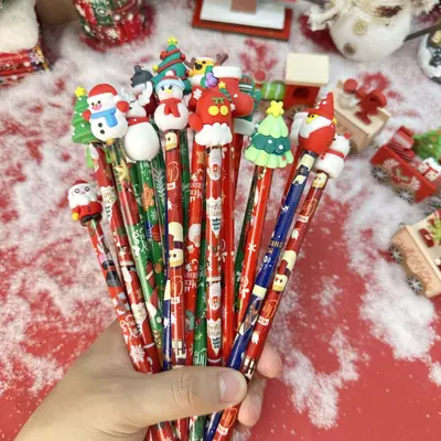Süßer Holzbleistift im Weihnachts-Cartoon-Design