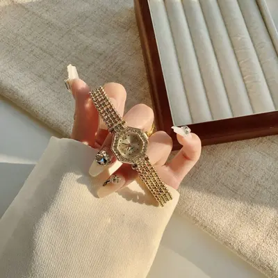 Goldene Quarzuhr für Damen Retro-Stil