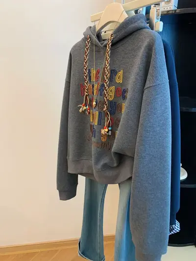 Graues Damen-Hoodie mit 3D-Buchstabenstickerei und Dropped-Shoulder-Ärmeln