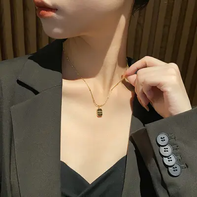简约字母方块项链女钛钢镀18K金色 轻奢小众百搭方牌锁骨链不掉色