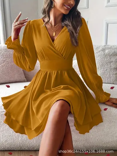 Damenkleid mit V-Ausschnitt, Taillenraffung und doppellagigem Rock