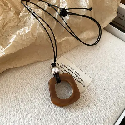 Leder-Dackel-Bär-Anhänger mit Sonnenbrillenetui - 11