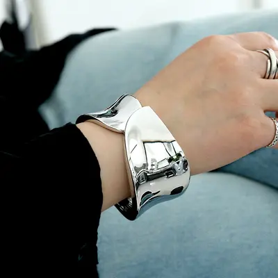 Cross-border European and American fashion hot girl bracelet lightweight luxury cool style metal texture alloy open bracelet factory direct supply - 7