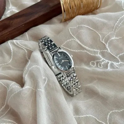 NAIDU Damen-Quarzuhr, goldenes Stahlband, kompaktes Design - 12