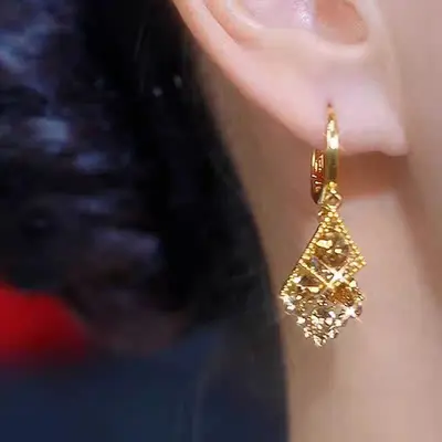 Diamantbeschichtete zweischichtige Rautenohrringe, kaffeebraun