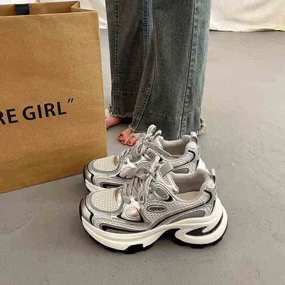Damen-Sneaker in Silber mit dicker Sohle, 2026