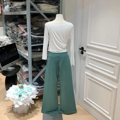 Damen-Freizeithose im luftigen Look, unterhalb des Bauchnabels getragen