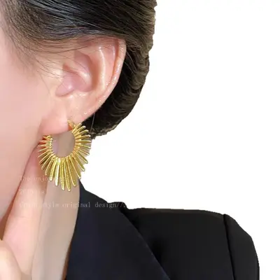 Kalp şekilli minimalist tasarım küpe, kadın moda