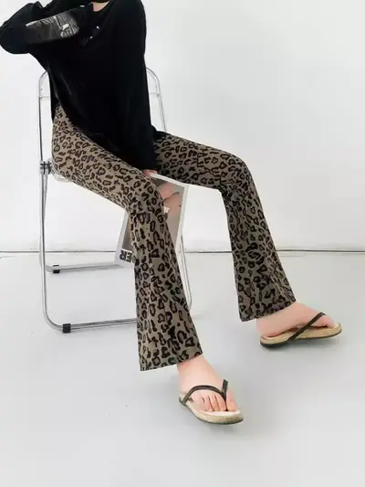 Yazlık ince leopar desenli geniş paçalı uzun kadın pantolonu - 4