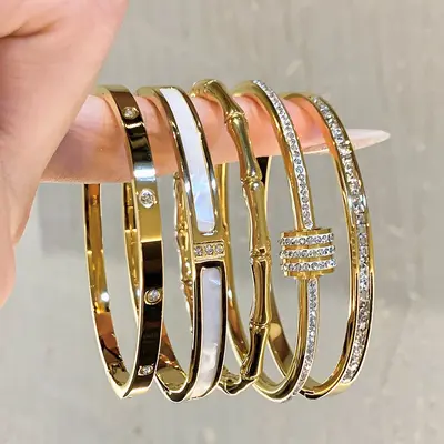 Gypsophila Titanstahl-Armband mit kleinem Taillenbund für Frauen, hochwertiges flaches Ring-Armband, Handschmuck-Armband, zugänglicher Luxus im Nischensegment