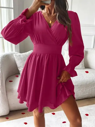 Damenkleid mit V-Ausschnitt, Taillenraffung und doppellagigem Rock