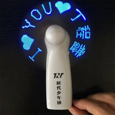 Yanıp sönen karakterlere sahip özelleştirilmiş reklam destek hediyeleri, mini el tipi ışıklı ısmarlama yaratıcı küçük fanlar, numuneler aynı gün gönderilecektir