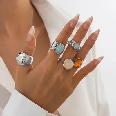 Grenzüberschreitender europäischer und amerikanischer gestapelter Einsatzstil Edelsteinringset für Frauen, Vintage-Metall gehämmerte Muster offener breiter Fingerring Schmuck. - 8