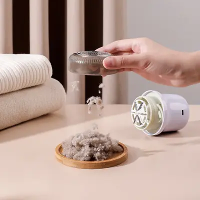 Dijital ekranlı mini tüy temizleyici, şarj edilebilir kumaş tıraş makinesi, giysiler için taşınabilir tüy alma makinesi.
