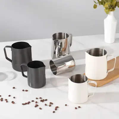 Edelstahl Milchkännchen für Latte Art mit Skala und Ausgießer