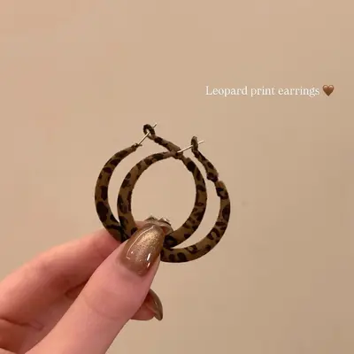 Vintage Leopar Desenli Hong Kong Tarzı Yuvarlak Halka Küpe Kadın 2025 Yeni Model Patlamış Model Şık Abartılı Küpe Halkası Yüksek Kaliteli Havası Kaliteli Küpe
