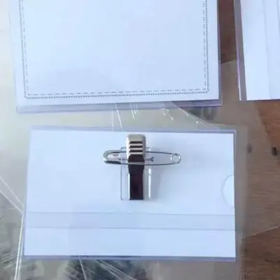 9x5,6 cm sert PVC kimlik kartlığı, çift taraflı, fuar için tekil ambalajlı
