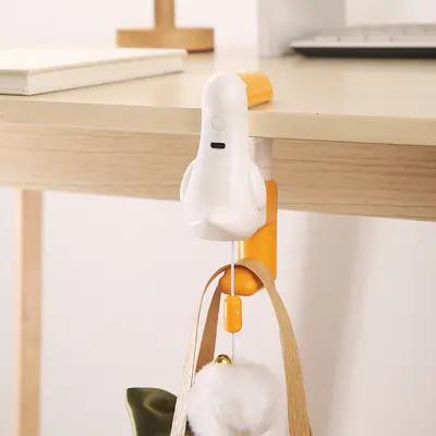 Katzenspielzeug mit automatisch ausfahrbarer Kugel