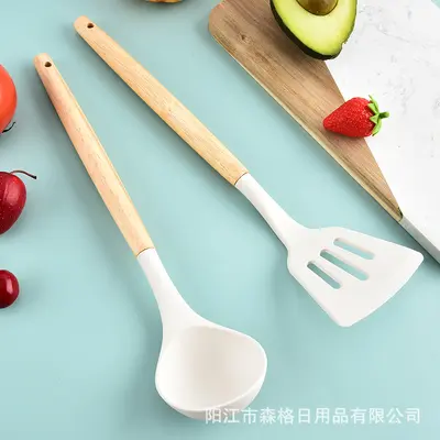 Beyaz Silikon Ahşap Saplı Mutfak Eşyaları Seti Gıda Seviyesi Yüksek Sıcaklık Dayanıklı İzolasyonlu Spatula Kepçe Çorba Kaşığı Yemek Maşası Saklama Kovası