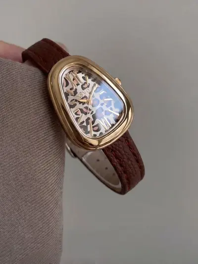 Sınırötesi Başarılı Kırmızı Kadran Altın Kadın Kuvars Saati Vintage Oval / Kare Kadın Saati Hafif Lüks Niş Tasarım - 10