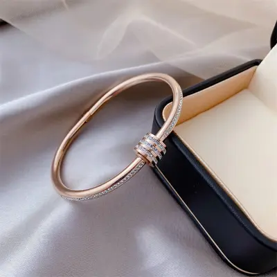In Europa und Amerika grenzüberschreitende, mit Diamanten besetzte runde Buchstabenarmbänder, übertriebenes Temperament, modische Armbänder, leichter Luxus und hochwertiger Schmuckgroßhandel für Frauen - 8