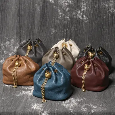 Handgefertigte Kosmetiktasche aus echtem Rindsleder, Beuteltasche mit Kette - 5