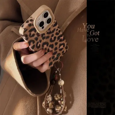 Leoparden-Plüsch-Handyhülle mit Band für iPhone 16