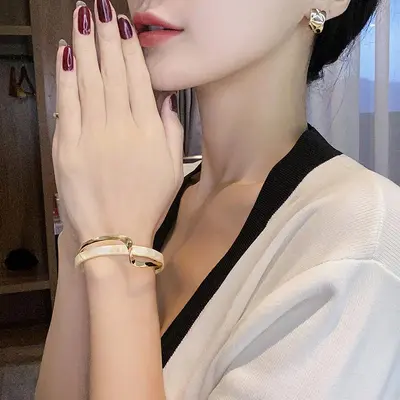 Umweltfreundliches leichtes Luxus-Plattierungsarmband mit gebogenem Metallmuster-Armband für Instagram Nischenentwurf koreanische Mode Internet-Celebrity-Schmuck