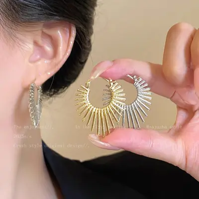 Kalp şekilli minimalist tasarım küpe, kadın moda