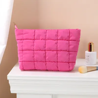 Fashion quilted cosmetic bag 2025 autumn and winter new style simple niche textured bag women's Korean style daily handbag