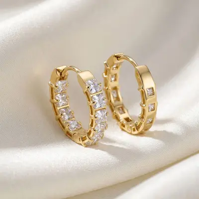 Ohrclips aus 316er Edelstahl mit Zirkonia im Chanel-Stil