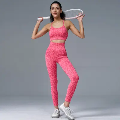 Nahtloses Yoga-Set: Leggings, Top und BH - 9