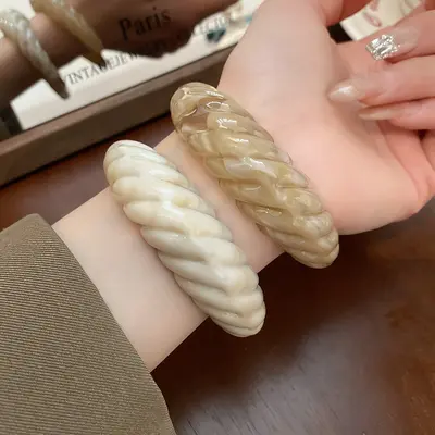 Europäische und amerikanische personalisierte Dopamin-Harzarmbänder, Nischen-Mode, schlichte breite Armbänder, vielseitiger hochwertiger Schmuck, Großhandel