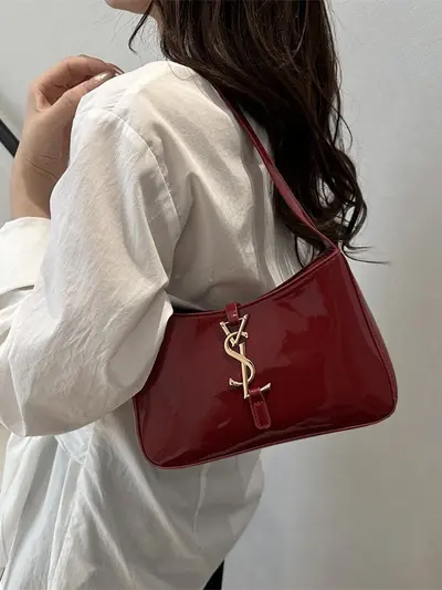 Damen-Handtasche aus Lackleder, Baguette-Modell mit Spiegeloptik - 2