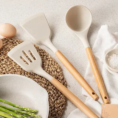 Spot silikon spatula, çorba kaşığı, yapışmaz tava, özel yüksek sıcaklığa dayanıklı ve haşlanmayı önleyen ev pişirme kevgir mutfak eşyaları seti beyaz