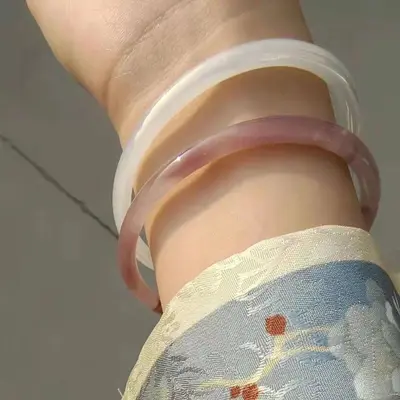 Chinesischer Glaspanzer für Frauen, cool und elegant, luxuriöses Gefühl, Klingel-Armband, feiner runder Stab, verschönert die Haut, Handaccessoire, Qixi-Festivalgeschenk.