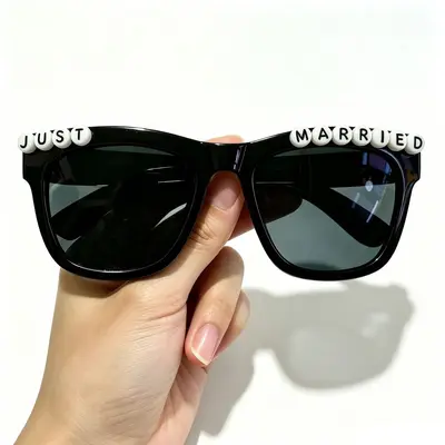 Just MARRIED Verlobungsparty-Sonnenbrille mit Perlen-Herz-Dekor - 7