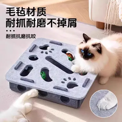 Yavru kedi ve kediler için kedi oyuncağı, kendi kendine eğlence, can sıkıntısı giderici gadget, eğitici labirent, delik delme keçe kutusu, kedi zil topunu alay ediyor.