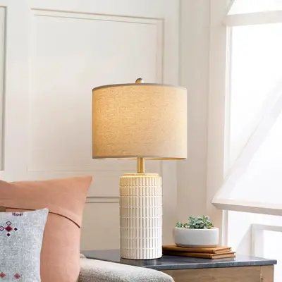 Modern minimalist seramik masa lambası, beyaz kumaş abajur, yatak odası
