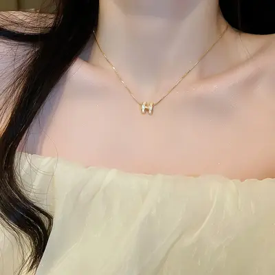 Kadınlar için hafif lüks harfli üç boyutlu H kolye, modaya uygun niş minimalist tarz, süper peri mizaçlı çok yönlü köprücük kemiği zinciri.
