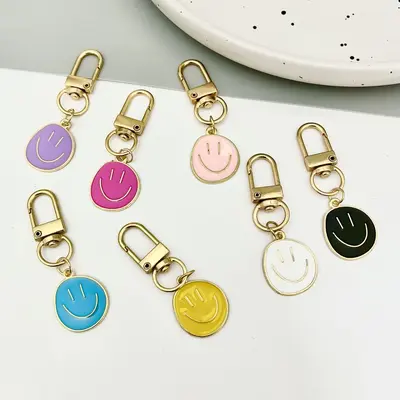 Regenbogen-Metall-Smiley-Schlüsselanhänger, Geschenk zum Schulanfang