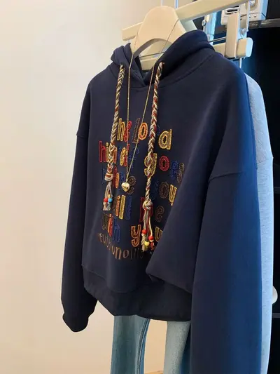 Graues Damen-Hoodie mit 3D-Buchstabenstickerei und Dropped-Shoulder-Ärmeln