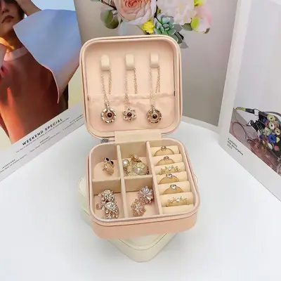 Tragbare Schmuckschatulle, luxuriös und elegant für Reisen, kompakte Mini-Box für Ohrringe, Ringe, Halsketten, Armbänder