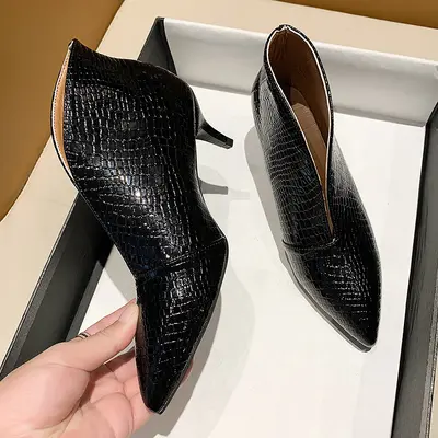Spitze Lackleder-Kurzstiefel für Damen, dünner Absatz, Schlangenhautmuster