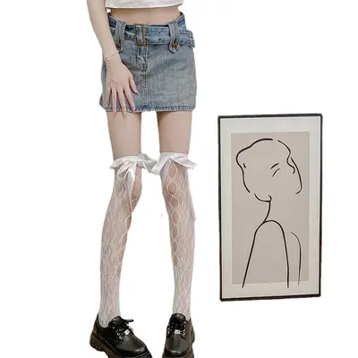 Lolita-Wadenstrümpfe im japanischen Stil mit Schleifen und Spitzendetails, hoch geschnitte