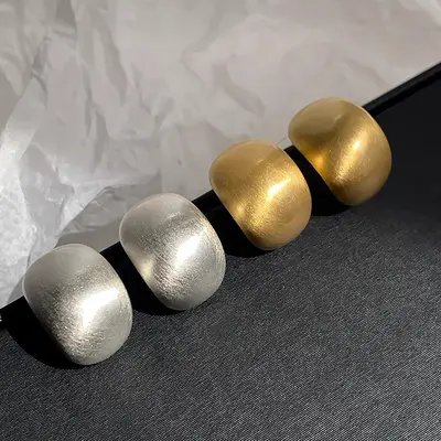 925 gümüş küpe, mat işlenmiş, su damlası tasarımı, minimalist stil - 5