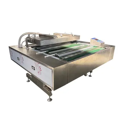 Continuous vacuum sealing machine for meat and seafood