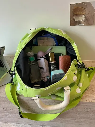 Gepunktete Reisetasche für kurze Reisen mit Schultergurt