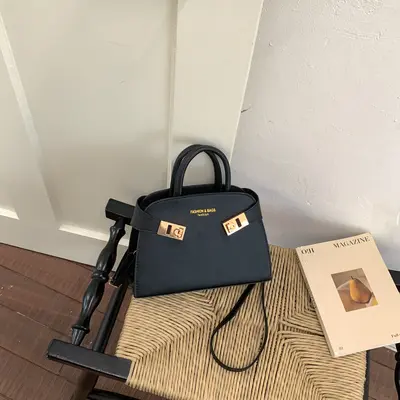 Large Capacity Elegant Women's Shoulder Bag for Commuting - 4